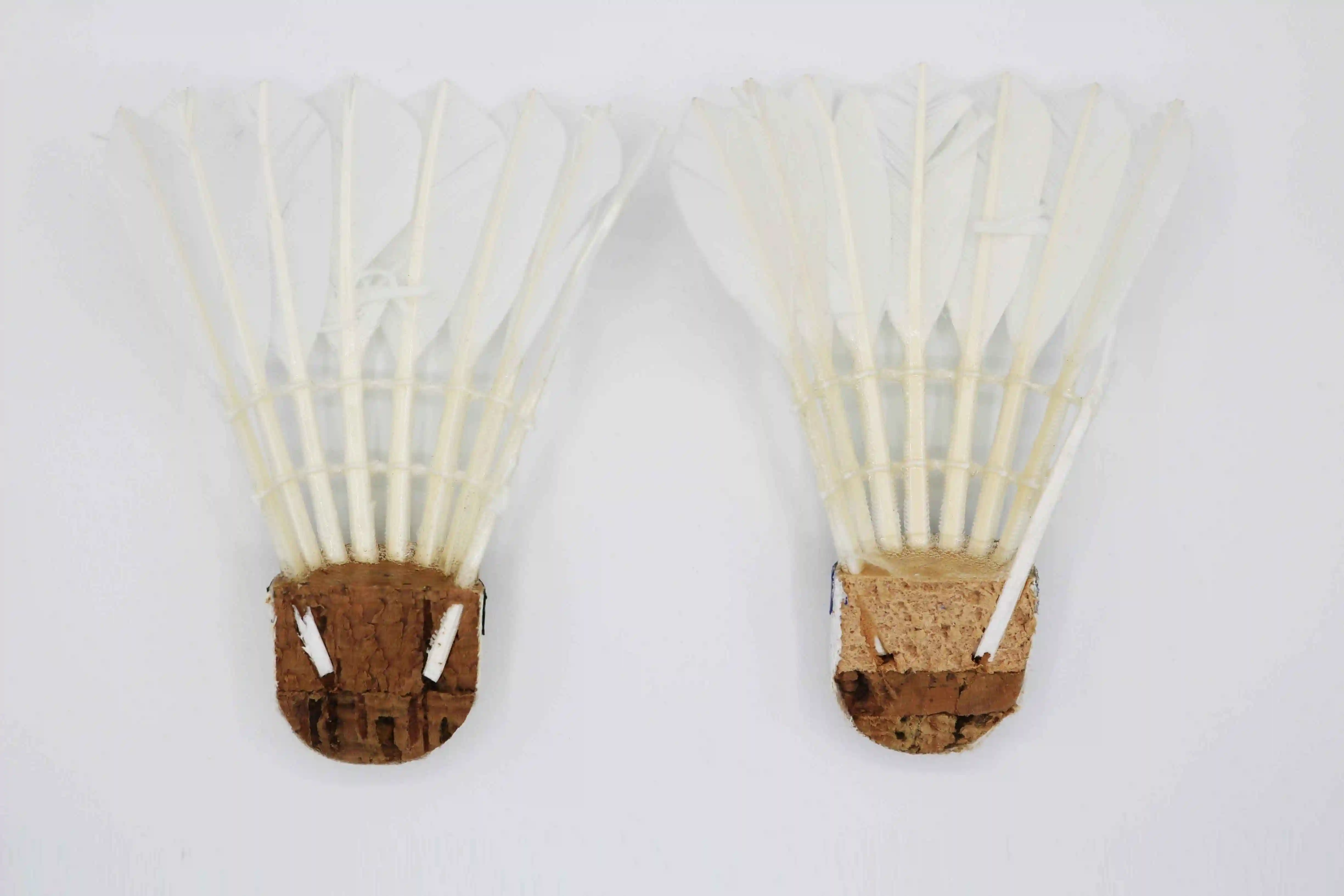 Links: Vollkork / Rechts: Kunststoff & recycelt Kork